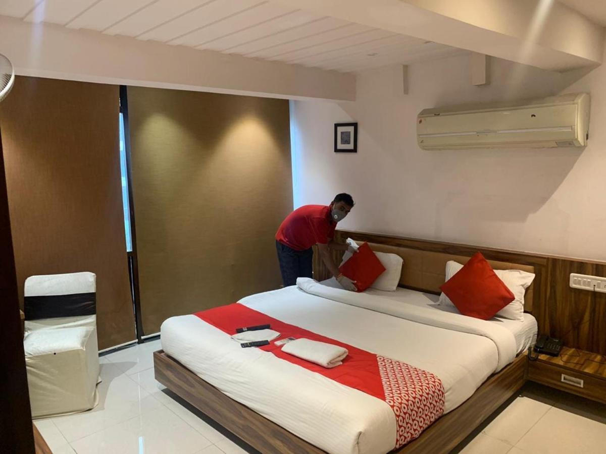 Oyo 29585 The Cliff 3* Indore